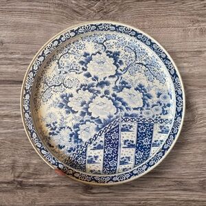 King soft blue and whites round
Tray